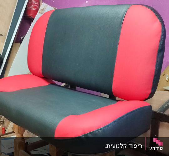 כיסא מרופד בשחור ואדום עם כלים מסביב